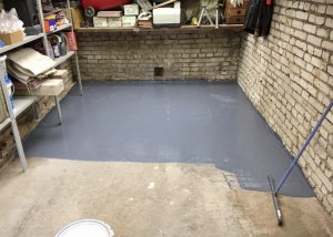 Чем бюджетно покрыть цементный пол в гараже, чтобы не пылил?