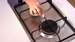 Как отмыть нагар еды от плиты?