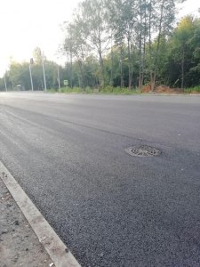 Почему даже в новых дорогах люки ниже уровня асфальта?