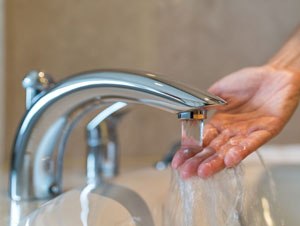 Постоянно вода еле теплая или еле течет, как решить проблему?