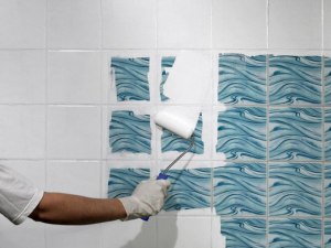 Можно ли белую плитку в ванной покрасить в другой цвет, каким образом?