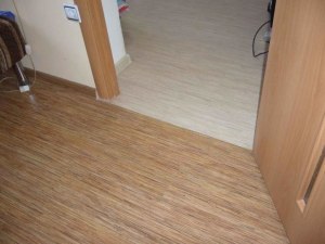 Что делать с испорченным ламинатом в полу( дырка посреди комнаты)?