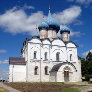 Для чего в стены храма встраивали голосники, какие они были?