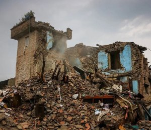 Почему при землетрясениях такие огромные разрушения? Строить не умеют?