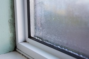 Чем отчистить темные пятна на пластиковых окнах?