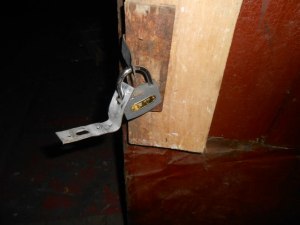 Куда обращаться, если скоба замка технического чердака вырвана?