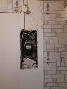 Как лучше закрыть проем счетчика электроэнергии в стене?
