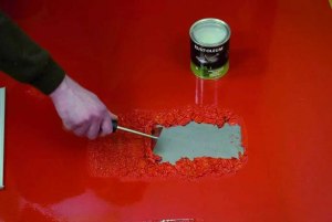 Как эффективно снять старую краску с двери,без пыли?
