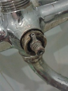 Как разобрать этот переключатель? стал капать душ когда моешь руки....?