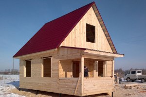 Из каких материалов можно построить лёгкий летний дачный домик для двоих?