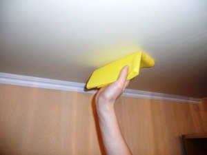 Как убрать пятна на потолке?
