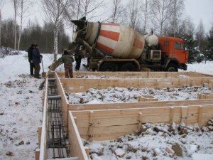 У меня участок замело снегом, можно ли зимой ставить свайный фундамент?