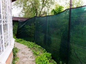 Забор из фасадной сетки на дачу: какие преимущества и недостатки?