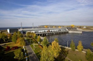 Почему Воткинская ГЭС не строит второй этаж моста или фуникулер?