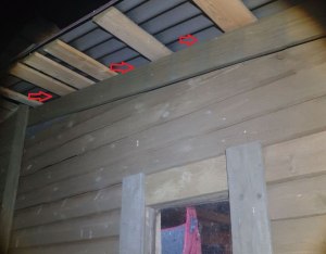 Как закрыть стык крыша-стена (см. фото)?
