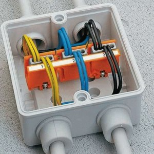 Как правильно соединить провода между собой в распределительной коробке?