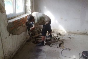 Как демонтировать слой бетонного пола с кафелем на кафеле и тот тоже?