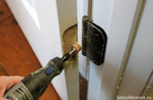 Как устранить скрип дверной петли, после того как дверь повело?