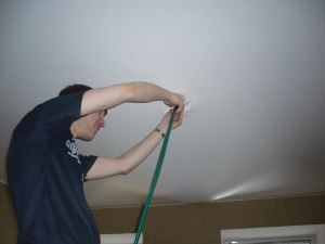 Как убрать грунтовку с натяжного потолка?
