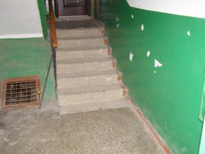 Почему ступеньки красили лишь по краям, а стены были синие или зелёные?