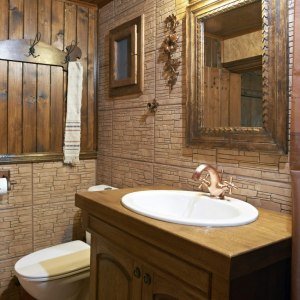 Как обложить стену плиткой в санузле в деревянном доме?