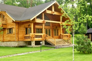 Как лучше всего защитить фасад деревянного дома от влаги?