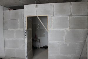 На что крепить шкафчики к стене из газобетона?