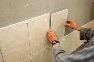 Как правильно класть плитку на стену, от пола или от ванны?