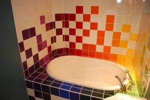 Можно ли закрасить в ванной вторым слоем потеки?