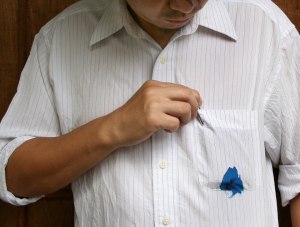 Чем быстро можно удалить перманентные чернила с рубашки?