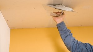 Кто должен ремонтировать дырки в потолке при проведении капремонта?