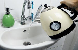 Засоряется ли канализация из-за мытья посуды пищевой содой?