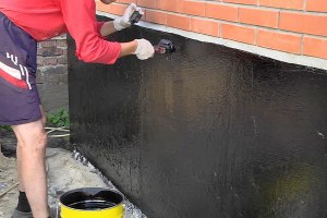 Какие материалы следует применять для обмазочной гидроизоляции дома?