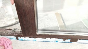Как удалить с пластикового окна старую защитную ленту?