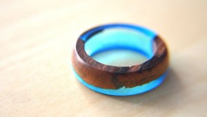 Как сделать прозрачное кольцо из эпоксидной смолы и дерева самому?