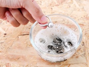 Как очистить серебро с помощью зубного порошка?