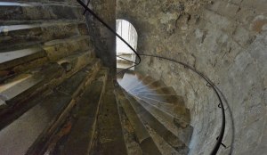Чем отличаются лестницы античного времени от средневековых лестниц?