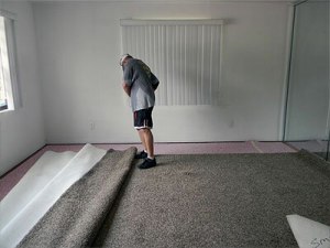 Отогнулся край дорожки на полу .Как выровнять ковровое покрытие?
