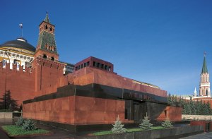 В каком архитектурном стиле выполнен мавзолей В.И. Ленина?