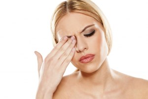 Что делать если тени для глаз дали аллергию а надо идти на ДР?