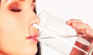 Почему и кому перед едой надо пить тёплую воду?