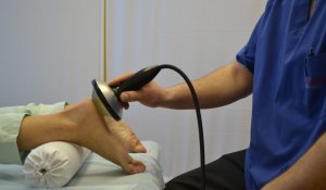 В чем принцип ударно-волновой терапии суставов?