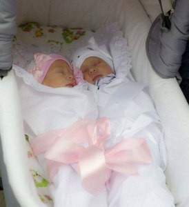 На каком сроке рождаются двойняшки?