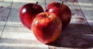Как лучше давать яблоки ребенку - с кожурой или без?