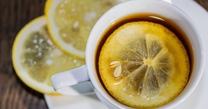 Утром обязательно пью чай с лимоном, нравится так. Это правильно или нет?