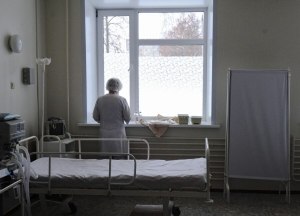 Почему старые люди ,часто умирают в больницах?