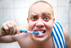 Зуб удалили двое суток назад, можно ли сегодня вечером чистить зубы?