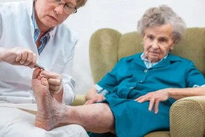 Как помочь пожилым людям стричь ногти на ногах? Советы?