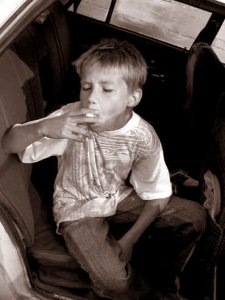 Почему заядлых курильщиков мало беспокоит здоровье собственных детей?