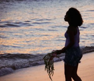 Могут ли чернокожие люди получить солнечный ожог загорая на пляже?